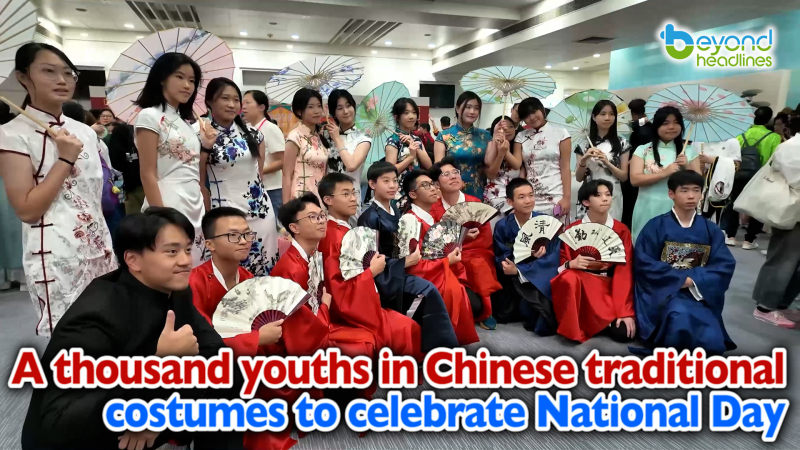 A thousand youths in Chinese traditional costumes to celebrate National Day