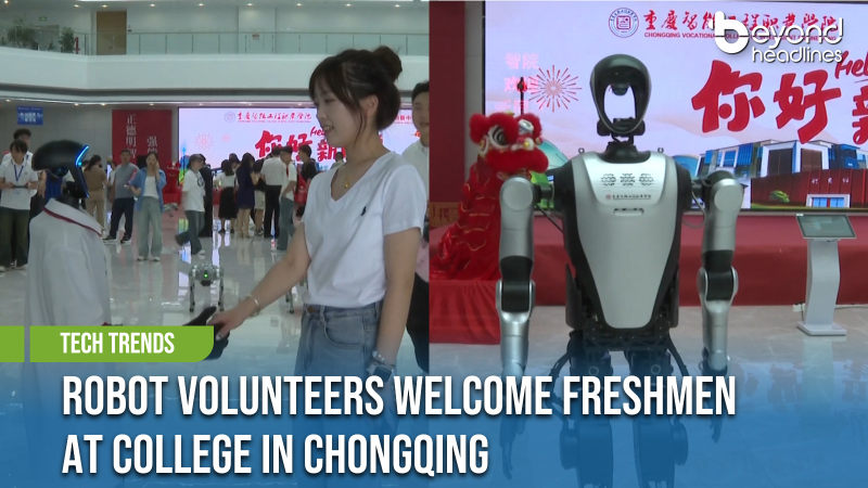 [Tech Trends] Robot Volunteers Welcome Freshmen at College in Chongqing